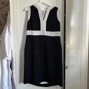 Tjusig plussize klänning i 60-talsstil - Mycket vackert plagg, köpt på secondhand. Slitstarkt material. Fint skick. Storleken är lite svårtydd men skulle anta 44. Ca 98 cm lång, 45cm över bysten och 48cm över midjan. 