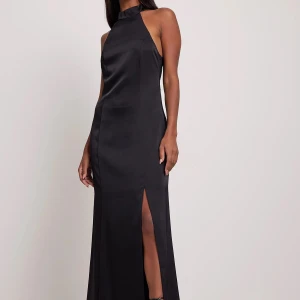 Balklänning  - Säljer denna superfina balklänning/aftonsklänning från NA-KD! Aldrig andvönda, endast testad, prislappen kvar💞