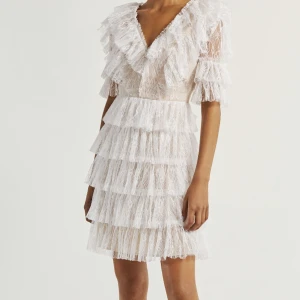 Bymalina klänning - Vit bymalina klänning i xs , klpt på Nk i somras för 2499kr. Endast använd 1 gång så fint skick! 