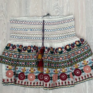 kjol - säljer den här jätte fina kjolen från zara som inte kommit till användning❤️❤️köpare står för frakt 