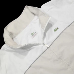 Lacoste tracktop - Tjena jag gör en intressekoll på min Lacoste tracktop/jacka/zip-up. Den har inget märkvärdigt slitage. Lite mellanting mellan jacka och zipup hoodie, perfekt för sommaren. Öppen för bud och ställ gärna frågor.
