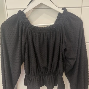 Blus - Svart blus i ganska bra skick med långa ärmar 