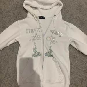 Street tag rhinestone hoodie - Tja säljer min rhinestone hoodie som är i bra skick