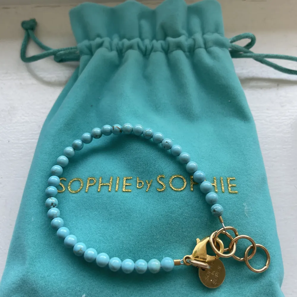 Jättefint armband från Sophie by Sophie💙helt oanvänt då jag fick två i present💕nypris 899kr . Accessoarer.