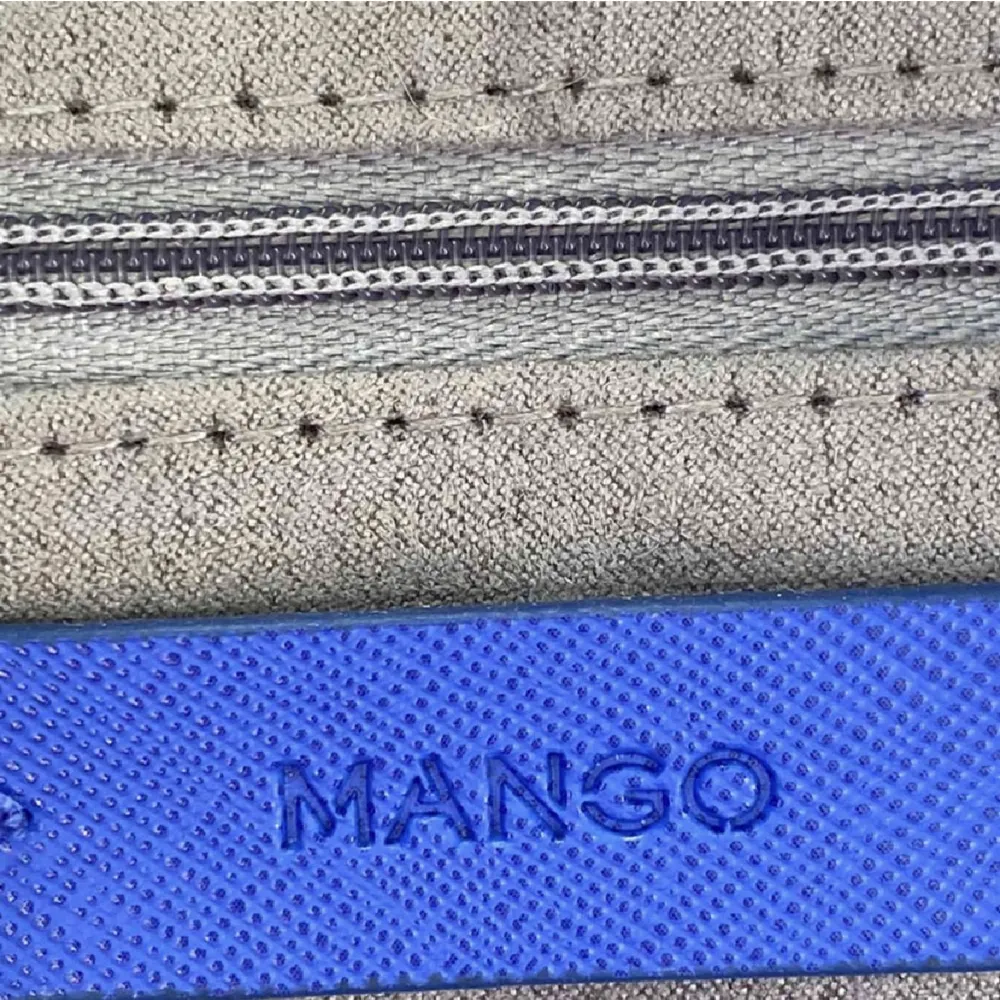 Oanvänd handväska från MANGO 🥭🦋🐬 Superfin blå färg och perfekt storlek. Den är ca 30x13 cm🚚 tillkommer.. Väskor.