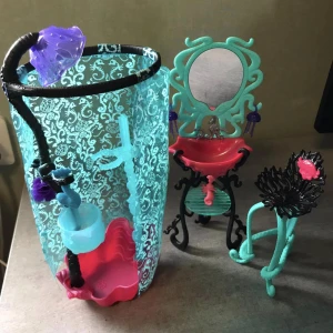 Monster High Playset - Lagoona Blue Shower and Vanity Playset. Allt är i fint skick och inget saknas<33