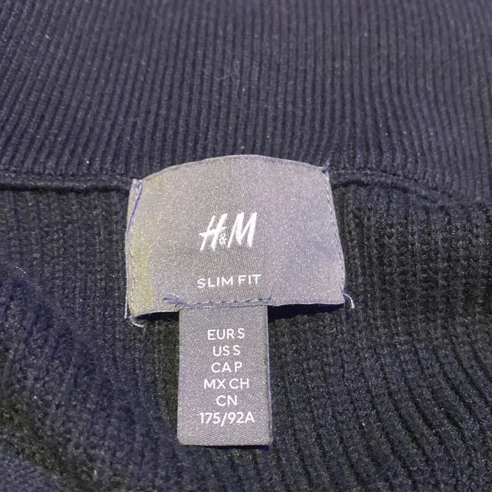 zip tröja från H&M inga fläckar den är använd men i bra skick. Storlek S Slim fit 250kr . Tröjor & Koftor.