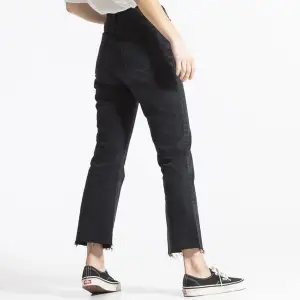 Trendiga cropped flare jeans med hög midja. Helt nya! Strl S (W27-28). 