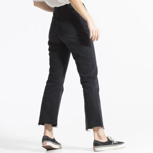 Jeans - Trendiga cropped flare jeans med hög midja. Helt nya! Strl S (W27-28). 