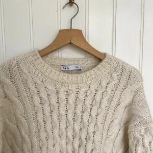 Vit/beige stickad tröja - Kabelstickad tröja från Zara i perfekt skick! Jättefin passform och klias inte💓