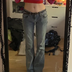 Brandy Melville jeans - Säljer nu mina eleanor jeans från brandy Melville! Älskar dem så mycket men dem är tyvärr lite stora & kommer därför inte till så mycket användning! Superfint skick & det är bara att skriva om ni har frågor eller vill ha fler bilder💗