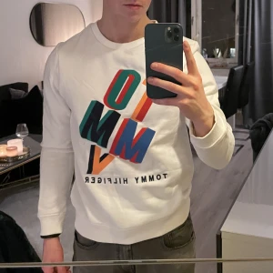 Tommy Hilfiger tröja - Vit sweatshirt i toppskick! XS