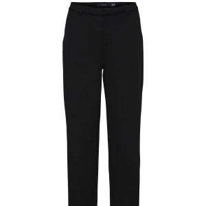 SVARTA KOSTYMBYXOR  - säljer dessa super snygga svarta kostymbyxor från vero moda, dem är helt oanvända med prislappen på. säljer de pga att de är för stora. nypris 499:- , priset kan diskuteras!💕