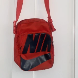 Nike väska - Röd nike väska jätte fin