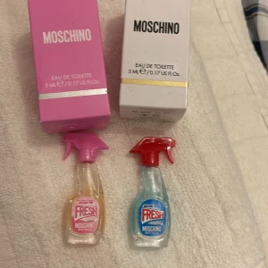 Små moschino parfymer 💕💕💕 - Små moschino parfymer som jag köpt på en flygplats för rätt så länge sedan, så skulle tro att parfymerna är rätt svåra att hitta. ❤️ Perfekt att ha i handväskan!💕💕   Första bild (rosa o blå parfym) = 199kr styck Andra bild = 99kr styck ❤️Köp alla för 599kr❤️