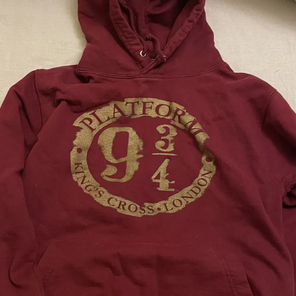 Vinröd hoodie med Harry Potter-tryck i storlek s/m. Hoodies.