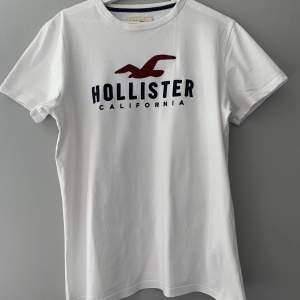 Fin vit tröja från Hollister. Den är i fint skick men har en liten diskret fläck. 