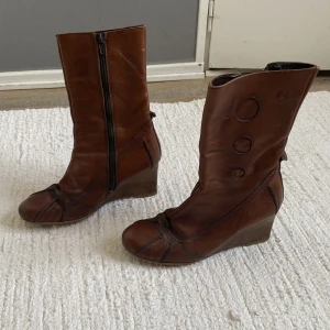 Stövlett med kilklack i läder - Använda läderstövletter , bekväma, rundade framtill, används inte längre , märkesskor köpta för ca 1000kr 