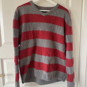 Randig stickad tröja - Stickad tröja som jag köpt secondhand men aldrig kommit till användning💓