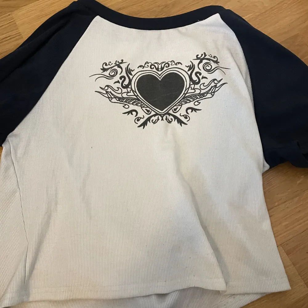 En fin tröja med ett hjärta på. Tyget är mycket bekvämt. Skriv gärna ifall du vill ha fler bilder på den:). T-shirts.