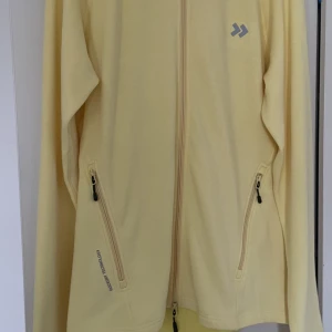 Sweatshirt med huva NY - Sweatshirt i ljusgul färg - aldrig använd 