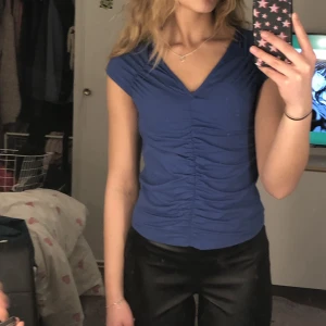 Blå topp - En fin blå topp💙🦋