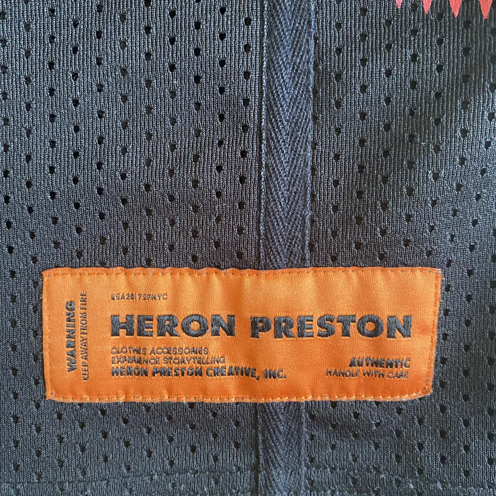 Heron Preston Basketball Shorts Size Xl, går att spänna åt i Midjan passar mig som har M-L. Nypris 2899 Pris 500. Shorts.