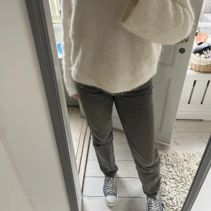 Grå straight-leg jeans från zara - Super snygga lågmidjade och raka jeans från zara💞 mina absoluta favoriter men de har tyvärr blivit för små. 