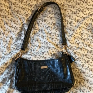 Miniväska  - Jättegullig min väska som jag säljer pga inte min stil. Bra skick