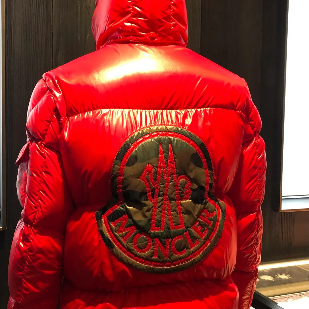 Röd moncler jacka som är o nyskick. Endast provad och är i strl M. Jackan kommer med påse och den har nfc tag. Kom gärna  med bud eller trades. Jackor.