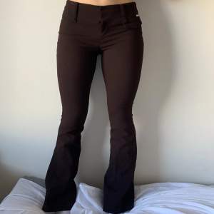 Lågmidjade bootcut kostymbyxor bruna från Urban outfitters. Strl s. Jag är 165 cm, passar mig men även längre. Använd några få gånger, bra skick. Nypris: 600 kr Säljer för: 300 kr