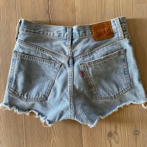 Levi’s 501 shorts - Storlek 24, tyvärr för små för mig men är i nyskick! Ljusblå tvätt. Inga skador eller defekter💕