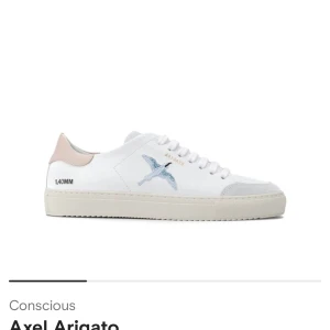 Axel Arigato skor - Har ett par Axel Arigato skor ( de ser ut som de på bilden bara att det är silver där det är rosa).💗 Storlek 38. Dom är använda men i fint skick. Nypris 2300kr🌟 