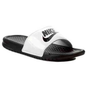nike benassi  - begagnade vita badtofflor nike  nypris 220:- vid intresse kan fler bilder skickas 