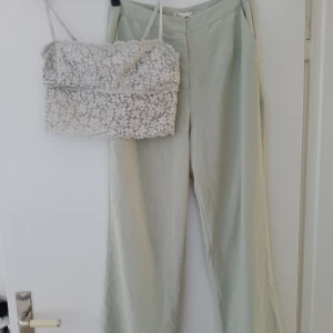 Byxa + topp set  - Så fint set säljes tillsammans, väldigt snyggt med en svart kavaj till   Byxorna är i tunnt skönt tyg så är perfekt till vår/sommar! Dom ör inte genomskinliga   Byxorna ör från nelly.com och toppen minns jag tyvärr inte ( tror gina tricot)  Nyskick!