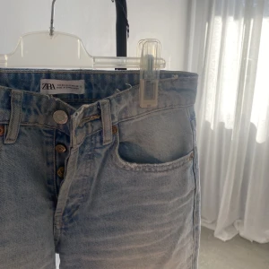 Jeans  - Super fina blå jeans ifrån ZARA, finns inte att köpa längre, säljer då de har blivit för små🥰