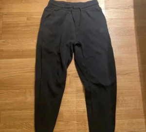 Nike tech  - Säljer svart Nike tech 9/10, inga hål eller fläckar. Är knappt använd, den va för stor för mig. Kan diskutera priset, Vill sälja den snabbt