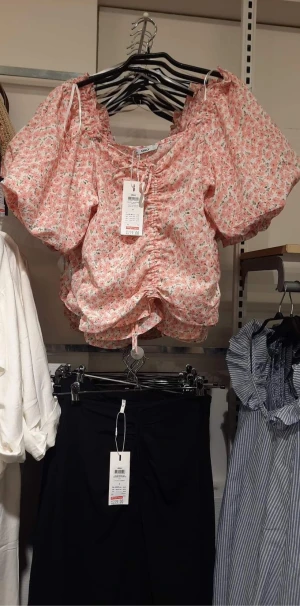 Somrig blommig topp - Oanvänd topp, sitter fint och är skön. Tråkigt nog förstör för mig och har bara inte tagit tag att sy in den, därför hoppas jag någon annan kanske får nytta av den.