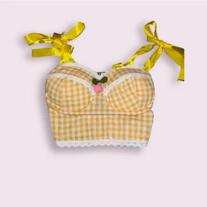 Picknick topp - Gul randig picknick topp med två breda band som snören, i storlek liten small. 