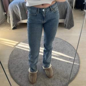 Ljusblåa midwaist jeans från BikBok💗 nypris 600 säljer för 250+frakt (pris kan diskuteras!!)💗
