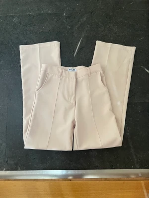 madlady kostymbyxor s 🤍 - 9/10 i skick! sitter som en vanlig s. supersköna men kommer inte till användning. ❤️