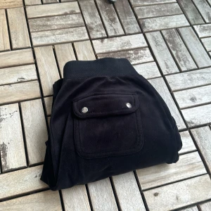 Juicy Couture  - Änvända! men dem är fina ändå. en fläck på benet men märks knappt.dem är i Xs🫶🏼