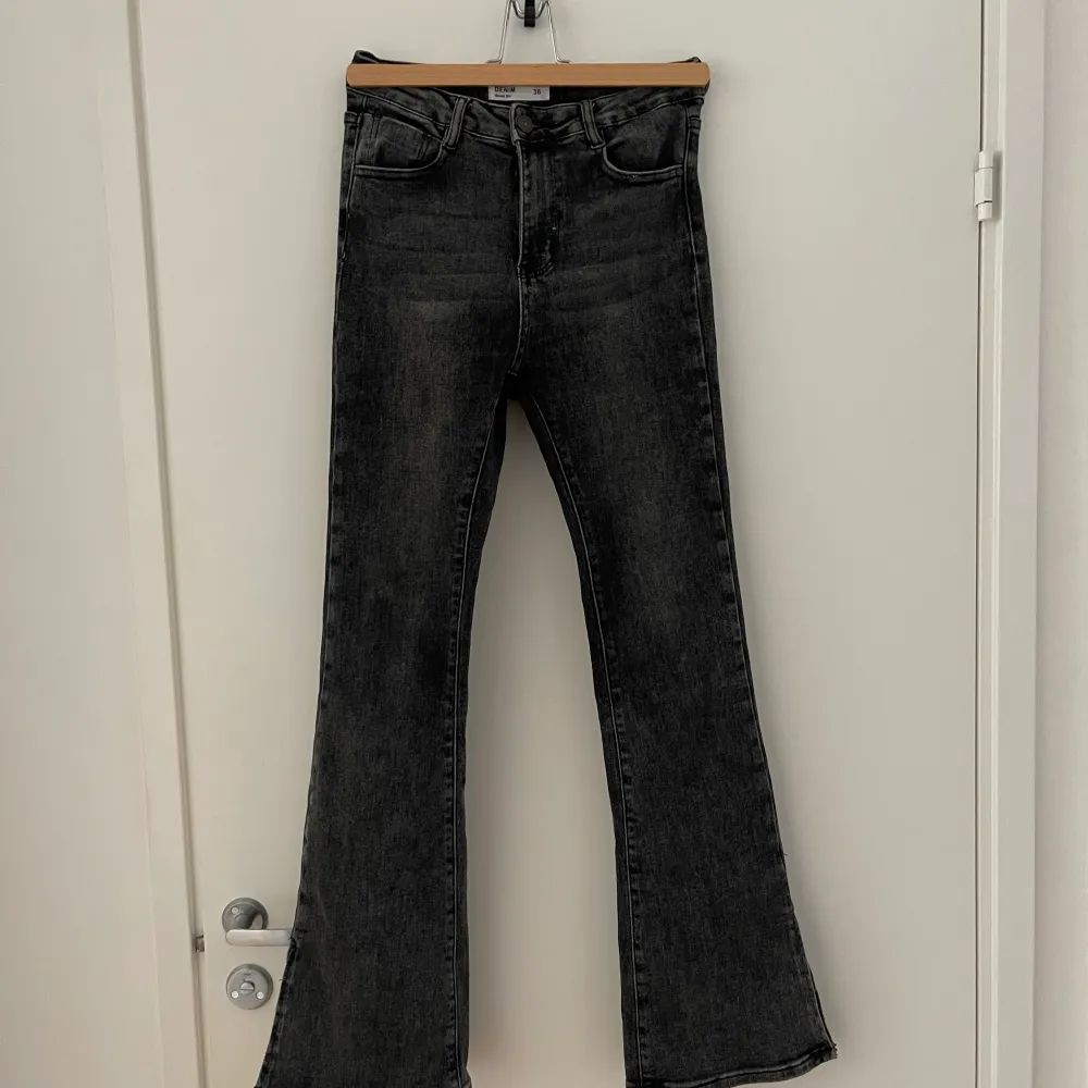bootcut jeans med slit från prettylittlething. storlek 36. Använda en gång. Jeans & Byxor.