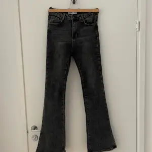 bootcut jeans med slit från prettylittlething. storlek 36. Använda en gång