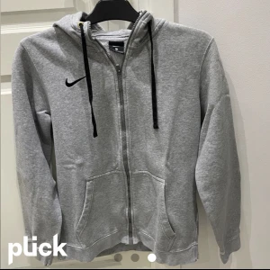 Nike tröja  - Nike tröja kom privat för fler bilder 