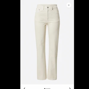 Voyage Jeans - Beiga Voyage jeans från Weekday. Som nya, köptes i våras och aldrig använda. Beiga och i storlek W 27, L 30. Nypris 500kr, säljer för 300kr. Frakt ingår inte i priset. 