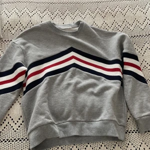 Sweatshirt - Oanvänd sweatshirt från Mango.