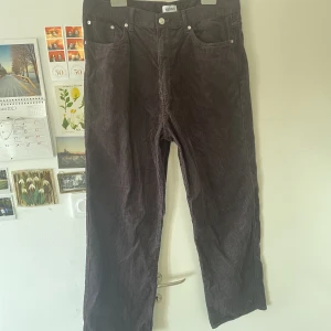 Weekday byxor  - Weekday manchesterbyxor, bra skick. Storlek 34. DM för frågor 