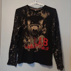 Långärmad tröja med häftigt tryck - Svart och röd långärmad tröja med coolt tryck på framsidan och spräckligt mönster på baksidan. Använd men i fint skick 💕