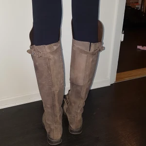 Over knee stövlar  - Over kne stövlar i äkta skin högre fram något lägre bak.  Storlek 37 men är som 38.  Super snygga och bekväma.